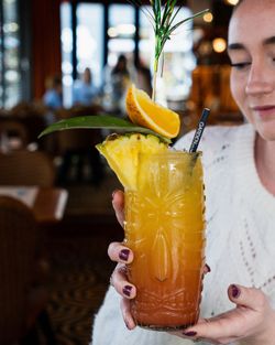 Cocktail décoré avec ananas et orange, servi au Garden ice café à Charleville-Mézières.
