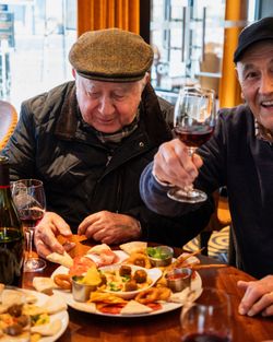 Dégustation de plats partagés au Garden Ice Café à Orléans, accompagnée de vin rouge.