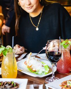 Plats faits maison servis avec boissons sur une table en terrasse d'une brasserie à Brive la Gaillarde.