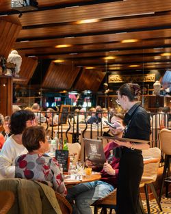 Service en salle au Garden Ice Café Orléans, où les clients dégustent des plats faits maison.
