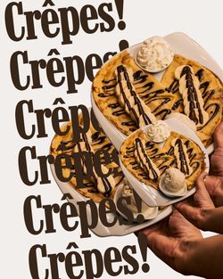 Crêpes garnies de chocolat, bananes et crème glacée, servies au Garden Ice Café à Brive-la-Gaillarde.