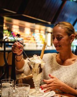 Dégustation d'une coupe glacée dans un cadre élégant au Garden Ice Café à Périgueux.