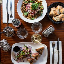 Repas servi avec plats faits maison, salade colorée, pain frais et boissons variées au Garden Ice Café.