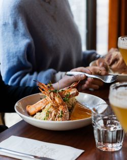 Dîner savoureux avec des crevettes, servi dans un cadre raffiné au Garden Ice Café à Orléans.