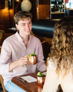 Un couple déguste des boissons dans un cadre chaleureux au Garden Ice Café à Périgueux.