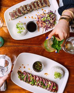 Deux plats avec viande ou poisson, riz, sauce et salade, cuisine faite maison au Garden Ice Café à Brive-la-Gaillarde.
