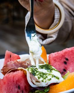 Salade fraîche avec melon, pastèque, jambon cru et fromage blanc au pesto, plat typique d'une brasserie à Brive La Gaillarde.