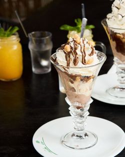 Coupe glacée avec chantilly, chocolat et noisettes servie au Garden Ice Café à Brive la Gaillarde.