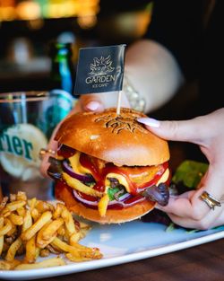 Un hamburger garni de fromage, légumes et frites, mis en avant dans le restaurant Garden Ice Café Orléans.