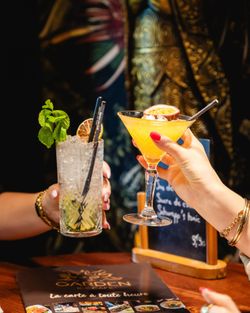 Cocktails frais et un menu varié du Garden Ice Café Orléans, ambiance conviviale et chaleureuse.