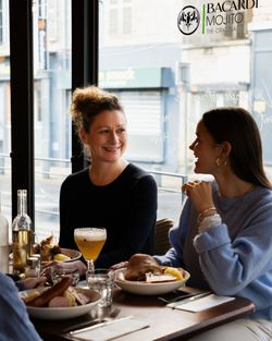 Repas convivial avec plats fait maison et boissons, ambiance agréable au Garden Ice Café Orléans.
