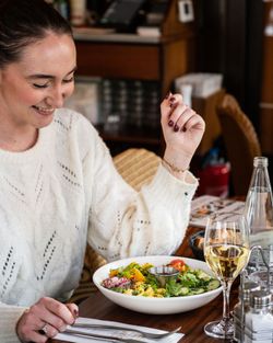 Salade fraîchement préparée accompagnée d'un verre de vin blanc, dans un cadre accueillant à Garden Ice Café.