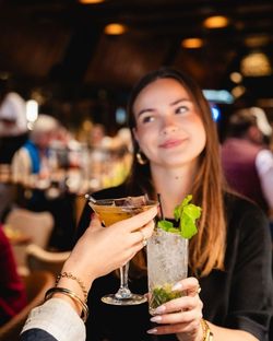 Cocktails servis dans un restaurant avec service continu et terrasse, ambiance animée et cuisine faite maison