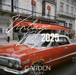 Café avec une terrasse, voiture vintage rouge à l'avant, ambiance animée à Périgueux.