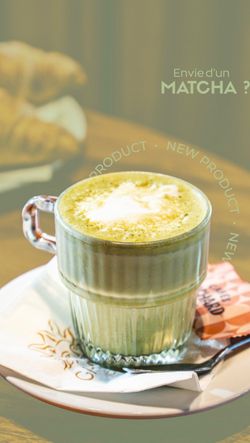 Matcha servi dans une tasse en verre sur une assiette blanche avec une cuillère et un biscuit au Garden Ice Café.