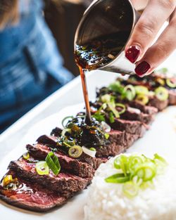 Viande tranchée garnie de sauce, accompagnée de riz, servie au Garden Ice Café à Brive-la-Gaillarde.