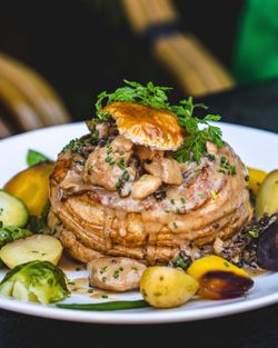 Vol-au-vent avec sauce champignon, accompagné de pommes de terre et légumes variés dans un restaurant à service continu.