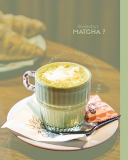 Tasse de matcha latte sur une assiette avec une cuillère, servie avec un biscuit et une serviette à Garden ice café.
