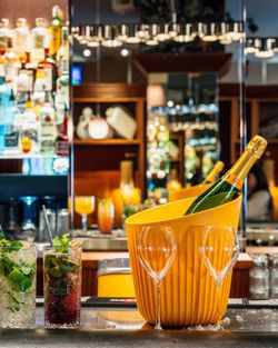 Bouteille de champagne dans un seau, avec des cocktails et verres sur le bar au Garden Ice Café.