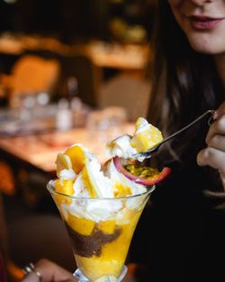 Coupe glacée avec chantilly et fruits au Garden Ice Café, brasserie avec terrasse et cuisine maison à Brive-la-Gaillarde.