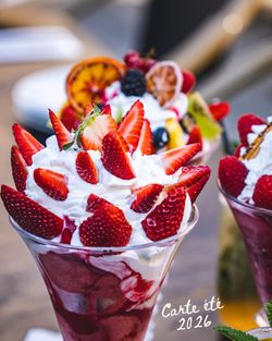 Coupe de glace garnie de fraises et chantilly, présentation en terrasse de la brasserie Garden Ice Café à Brive-la-Gaillarde.