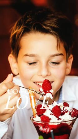 Jeune garçon dégustant un dessert aux framboises et chantilly dans une brasserie avec service continu à Brive-la-Gaillarde.