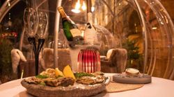 Dégustation d'huîtres avec verre de champagne dans un cadre élégant à Garden Ice Café.