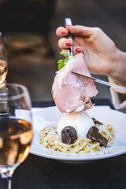 Plat de pâtes maison avec truffes, mozzarella et jambon servi dans la brasserie Garden Ice Café à Brive La Gaillarde.