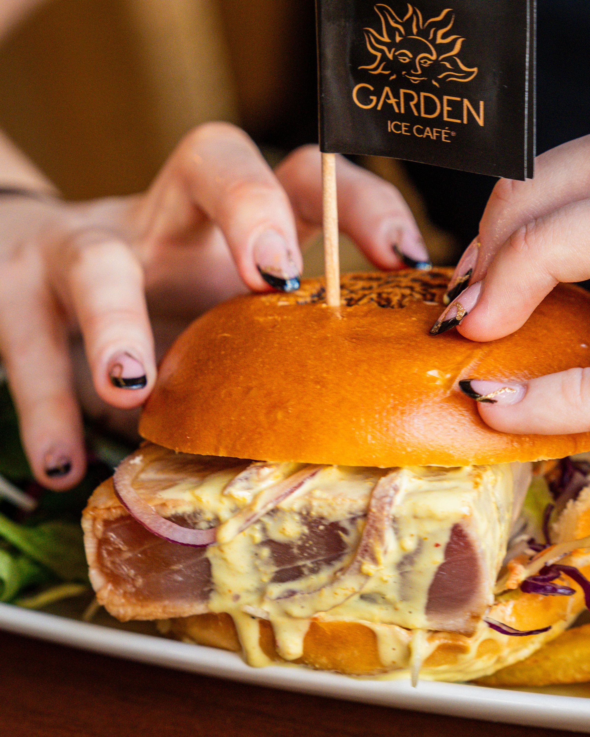Un burger maison avec sauce, servi au Garden Ice Café à Orléans.