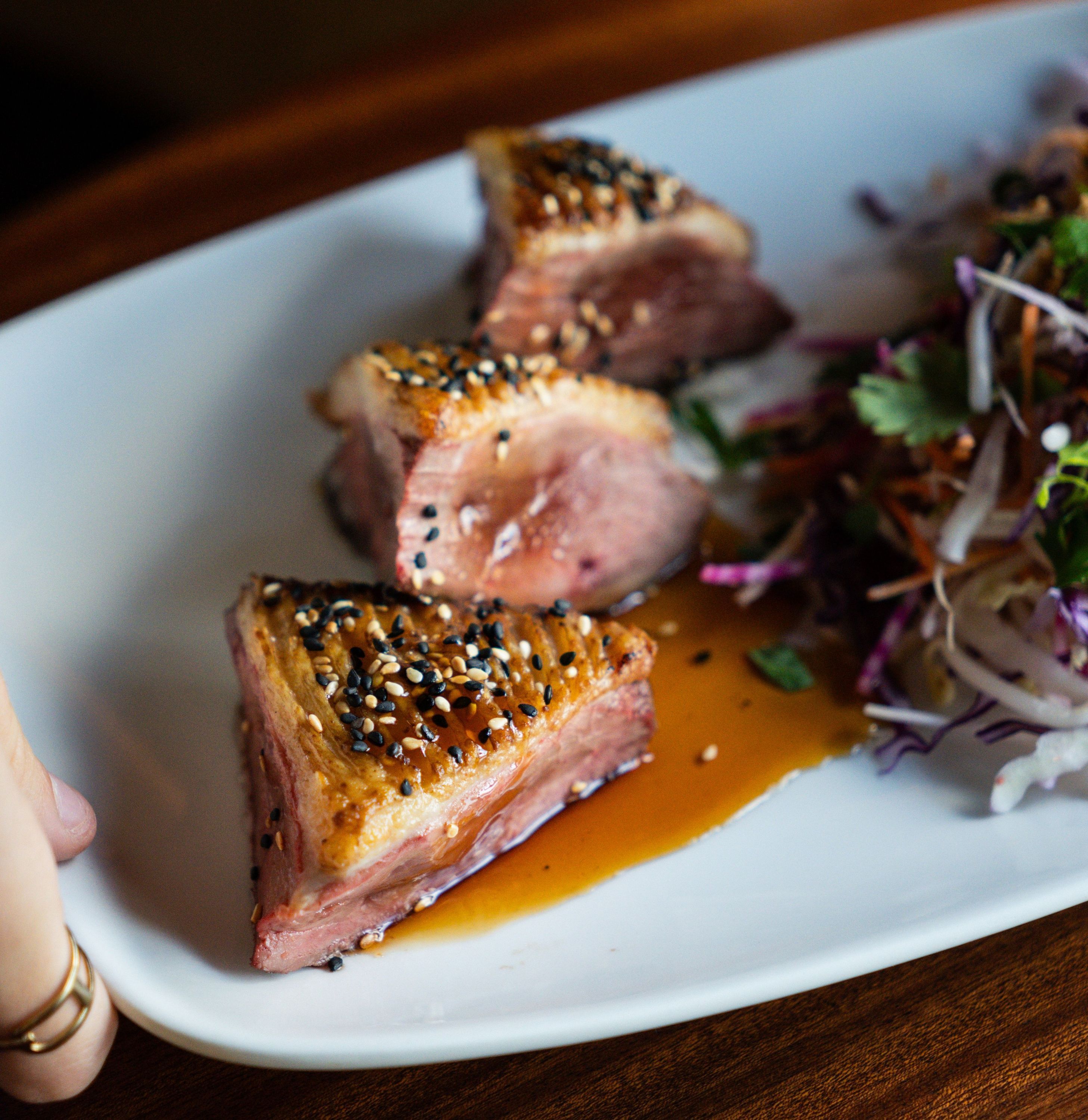 Dégustez une assiette de viande savoureuse avec sauce, accompagnée de légumes croquants au Garden Ice Café.