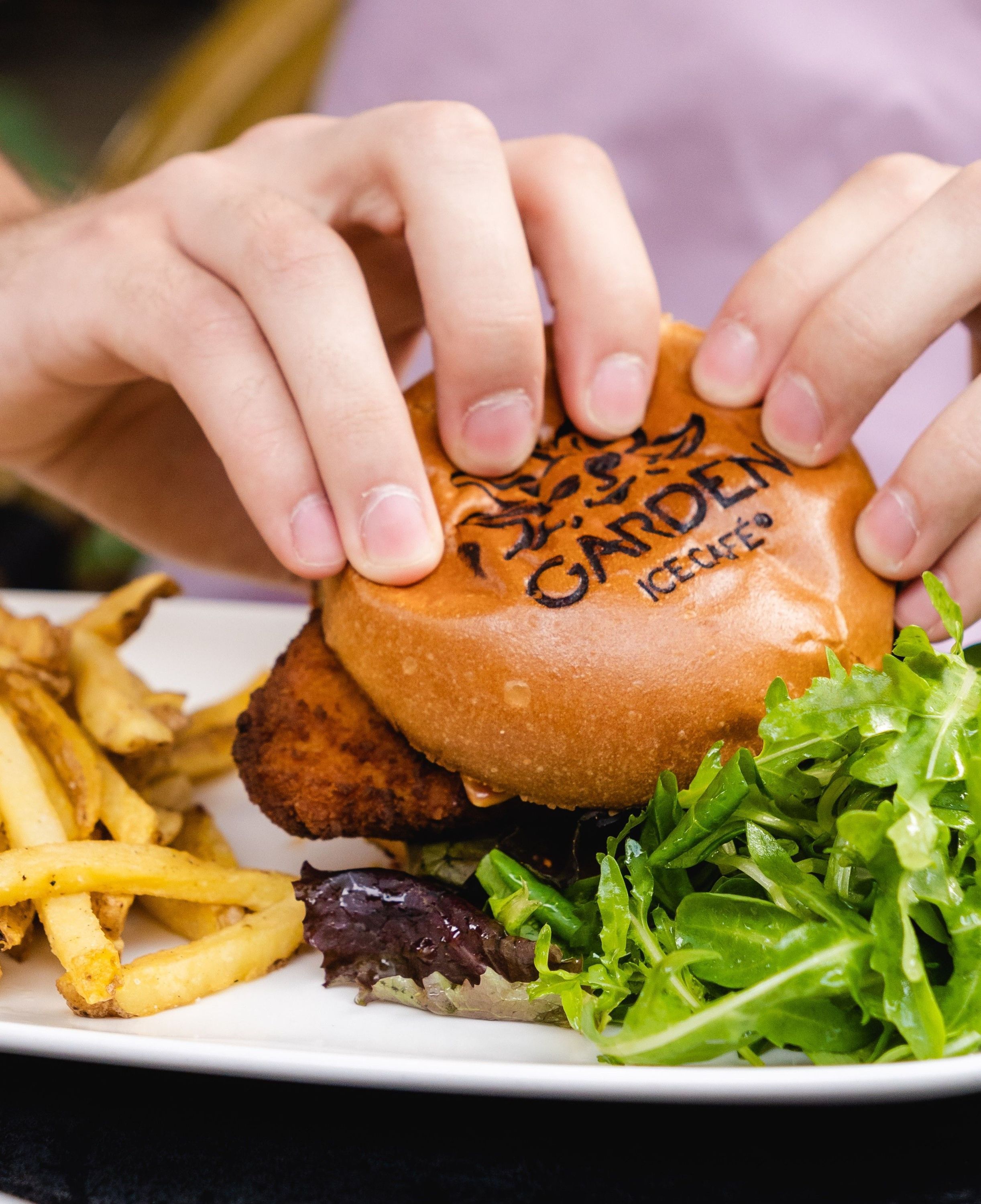 Burger maison avec frites et salade, servi au Garden Ice Café à Périgueux.