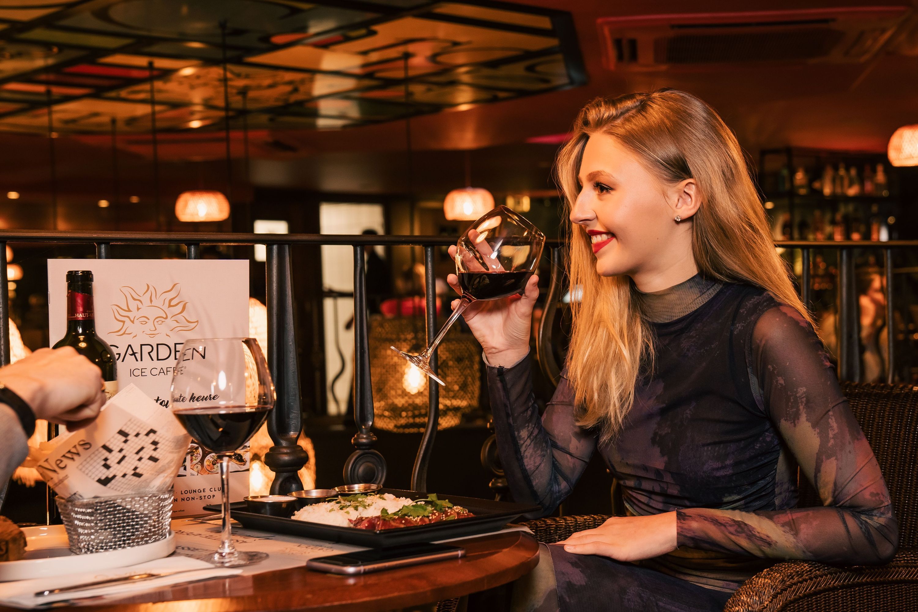 Dîner au Garden Ice Café avec un verre de vin et des plats faits maison. Brasserie à Brive-la-Gaillarde.