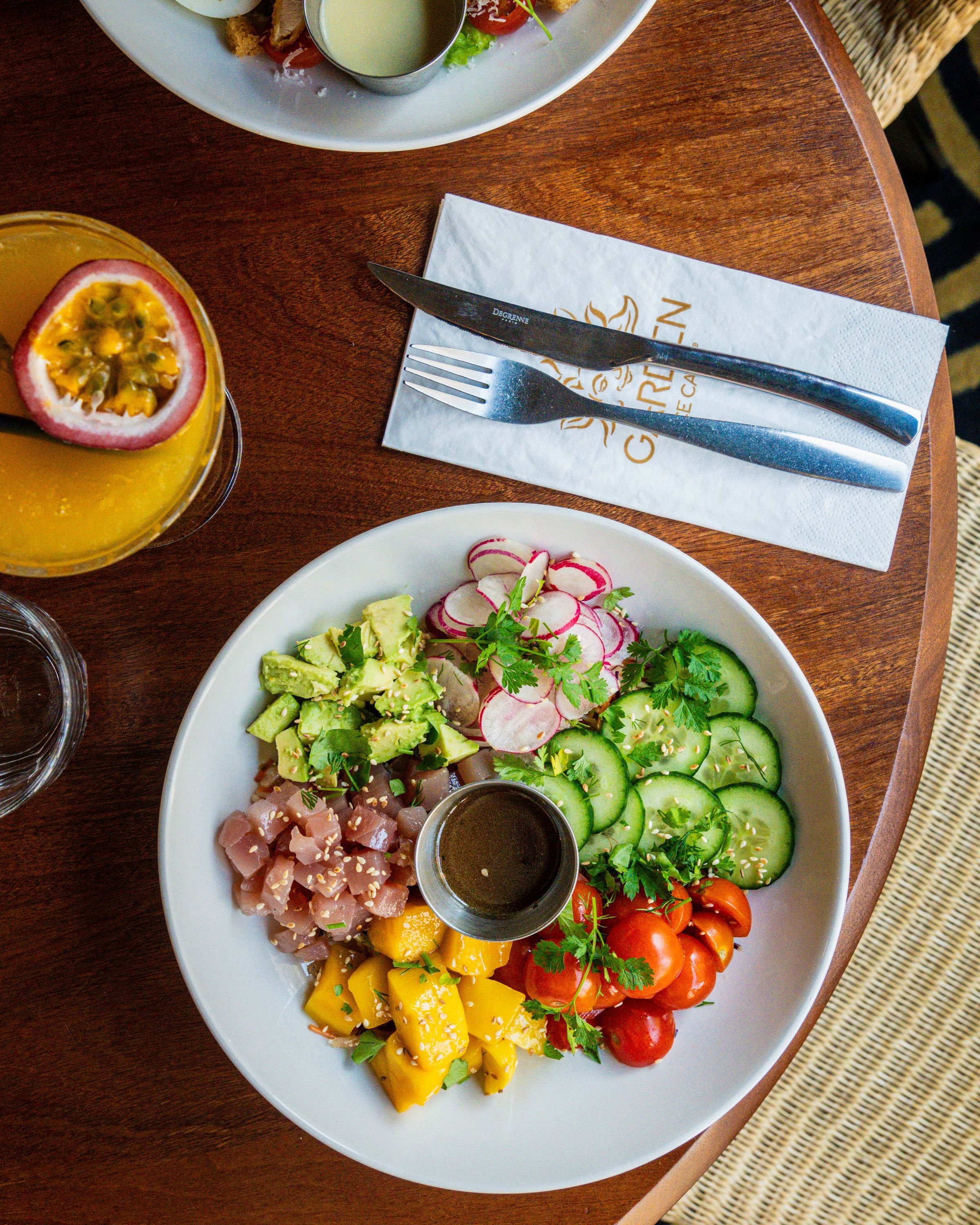 Salade colorée avec avocat, tomate, radis, concombre et vinaigrette, à déguster au Garden Ice Café Orléans.