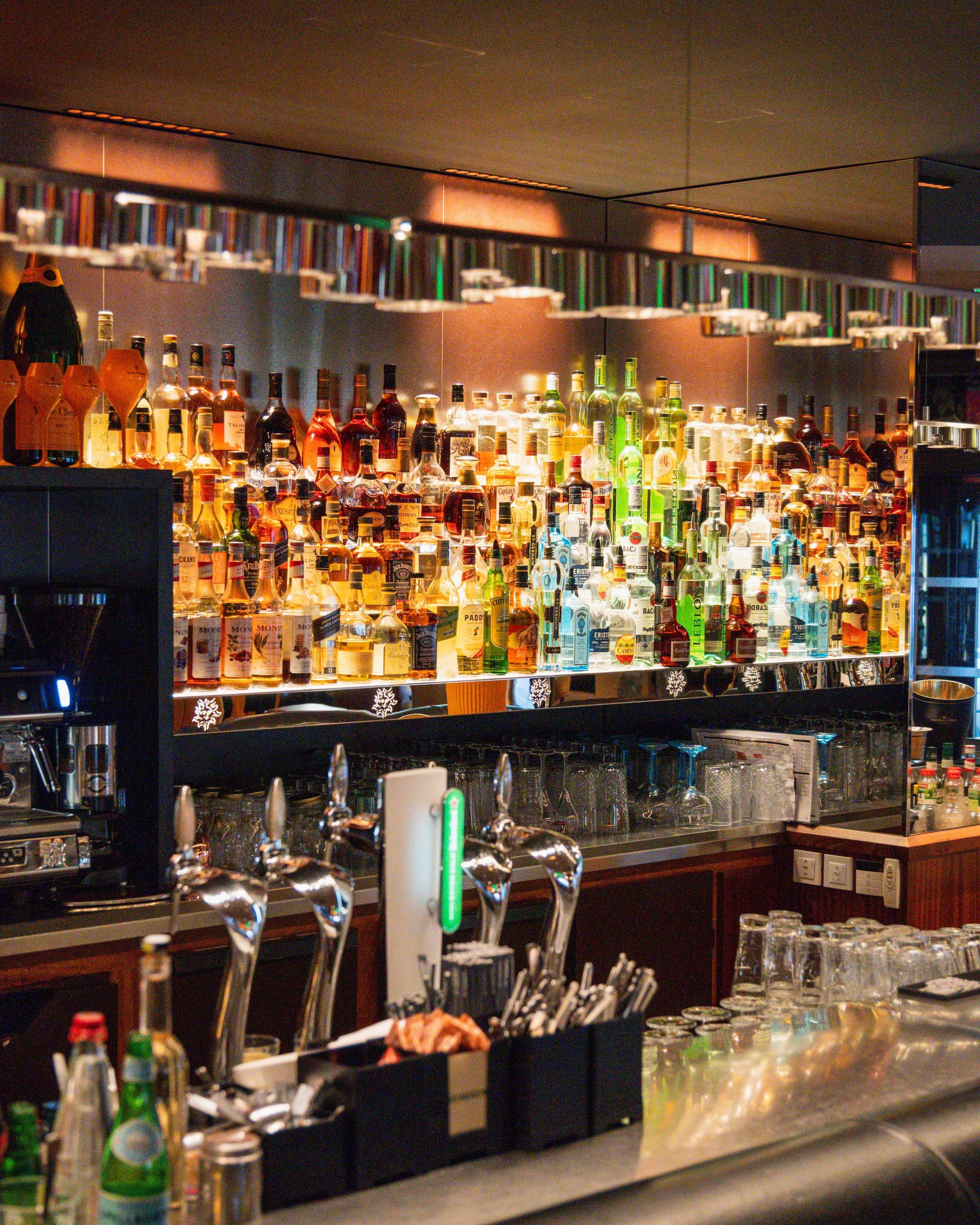 Bar avec une grande sélection de boissons alcoolisées et non alcoolisées, service continu proposé.