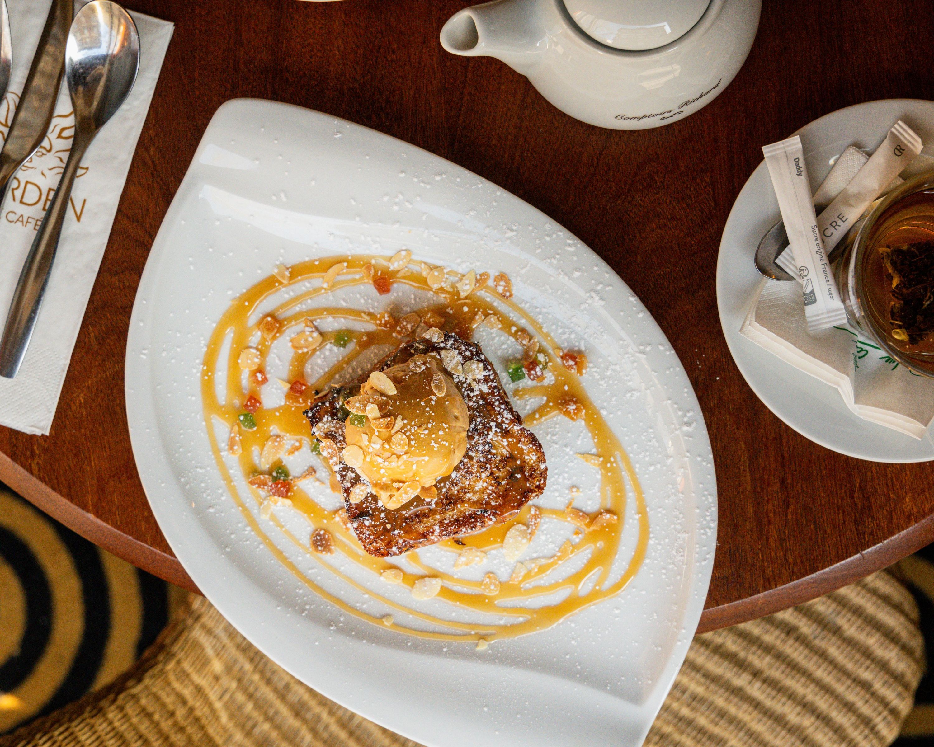 Dessert fait maison avec glace, sauce caramel et fruits, servi à la brasserie de Brive la Gaillarde.