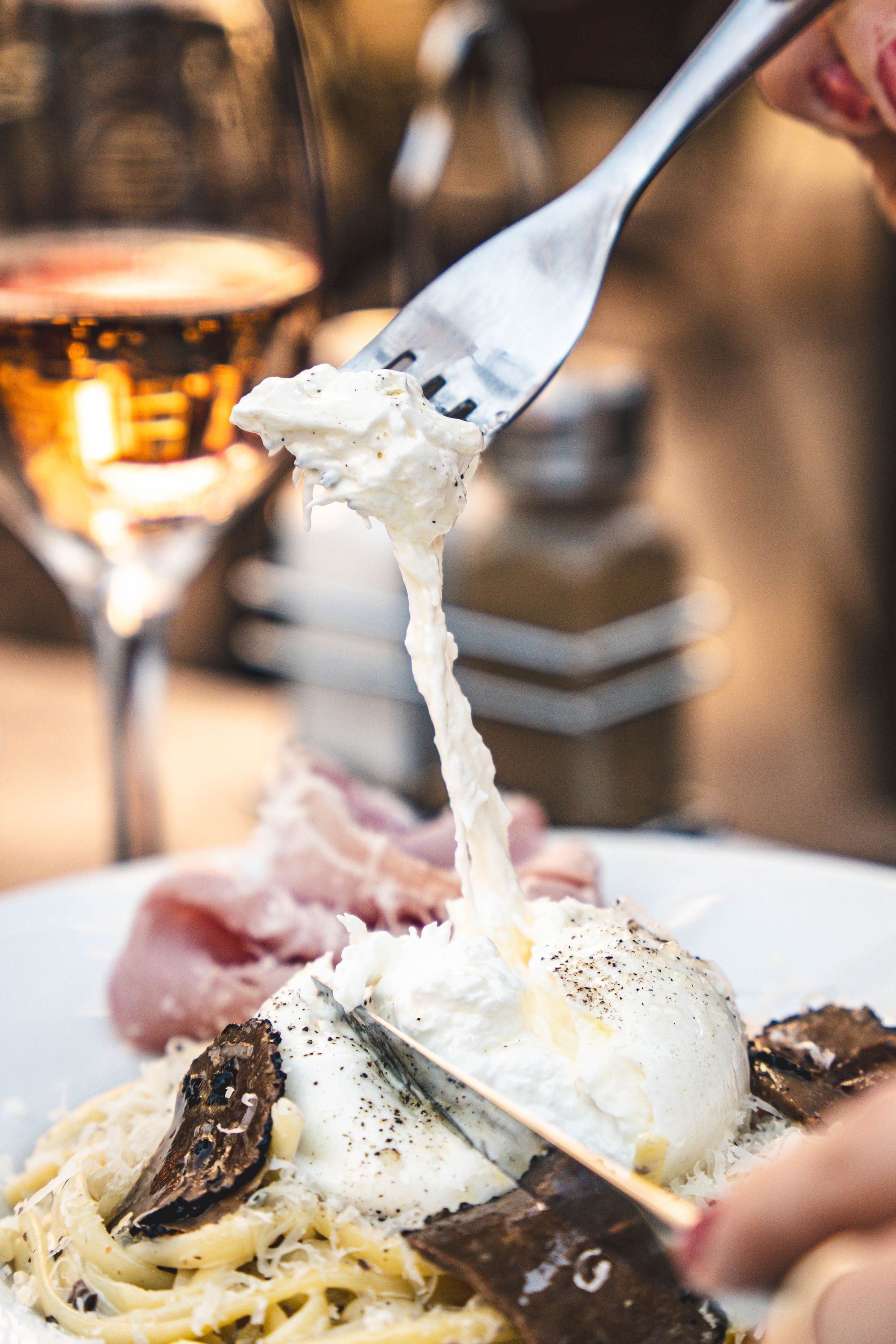 Cuisine maison du Garden Ice Café à Périgueux avec mozzarella, champignons et charcuterie sur assiette