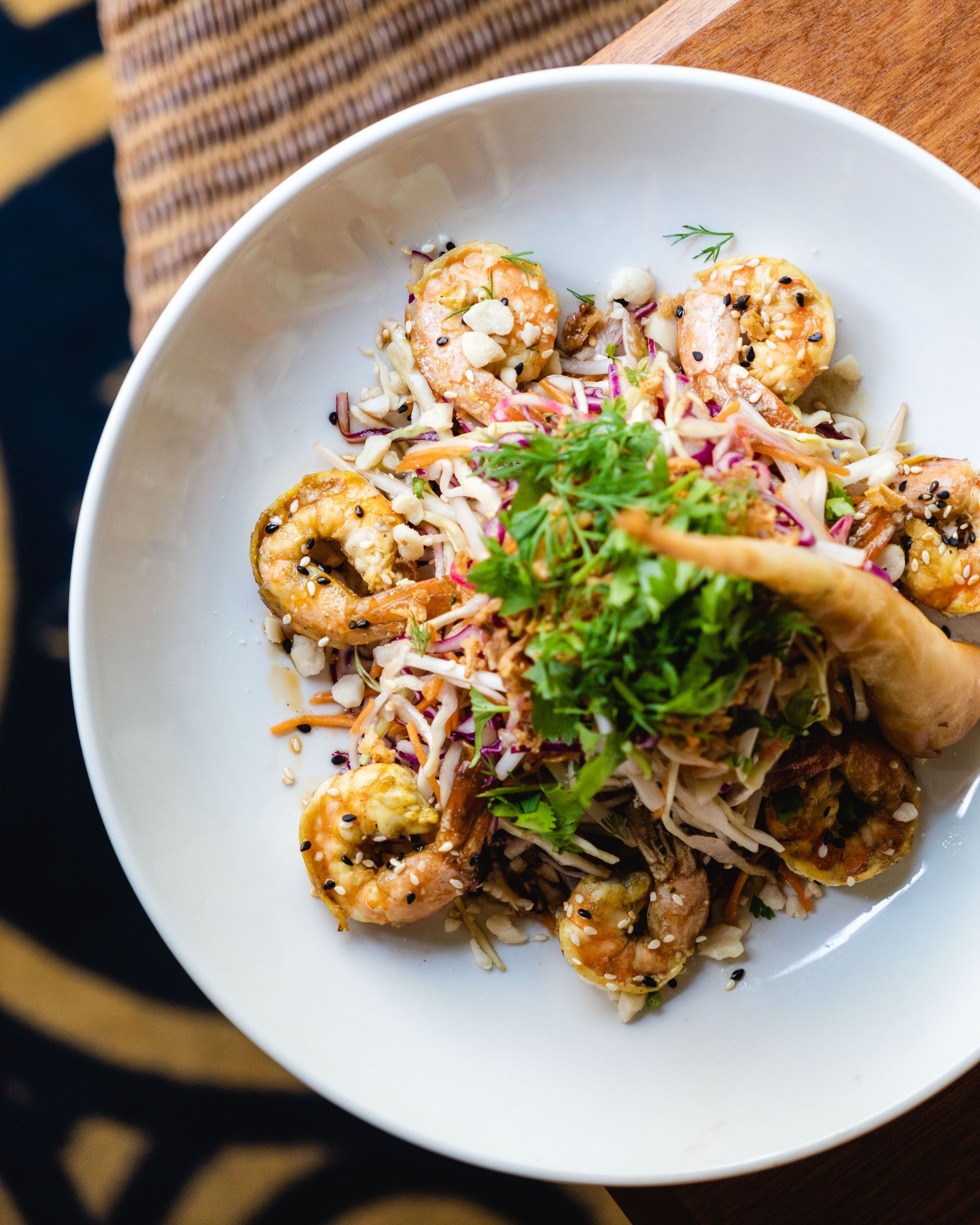 Salade de crevettes avec chou, herbes fraîches et garniture croquante, servie au Garden Ice Café Orléans.