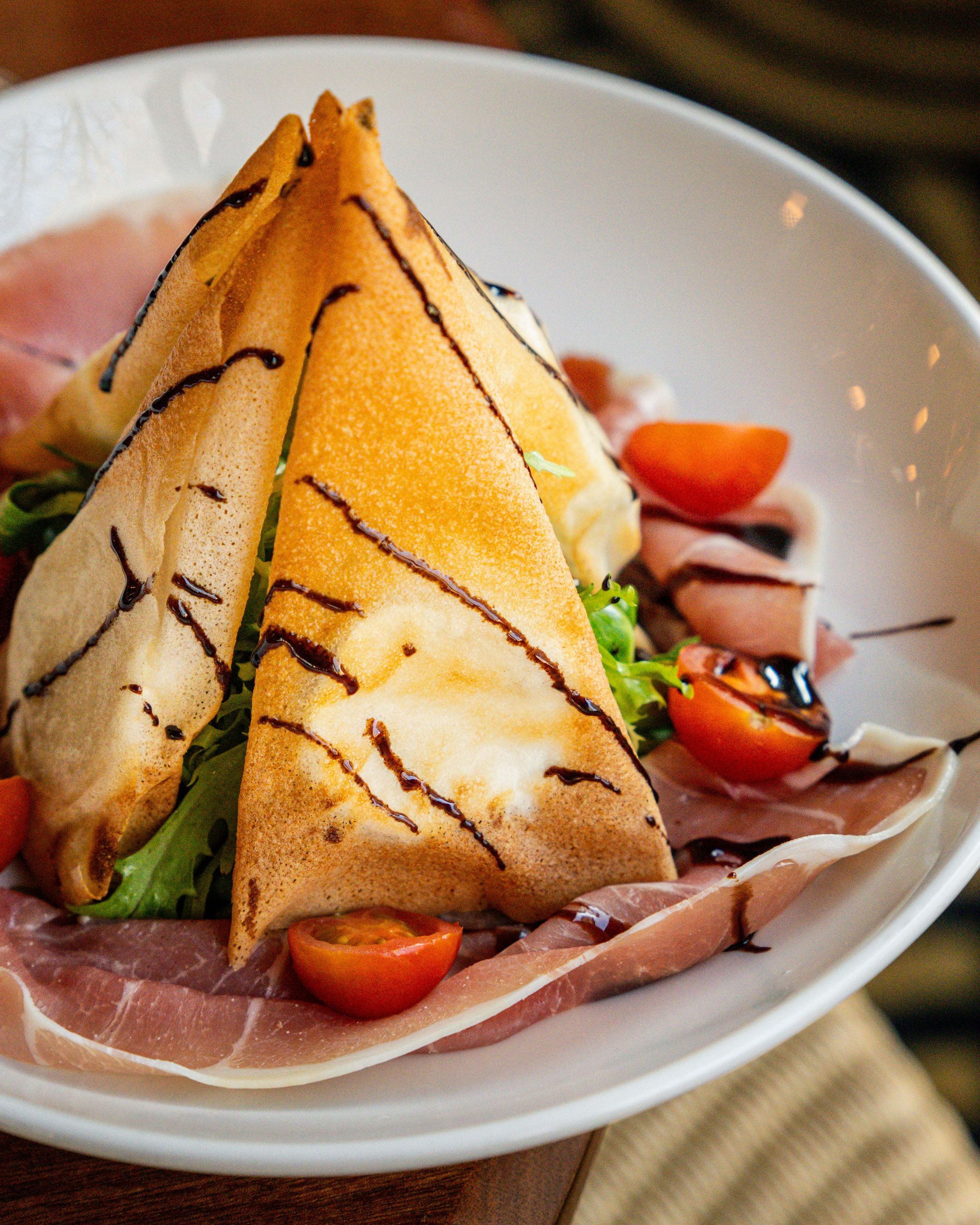 Salade composée avec légumes frais, tomates cerises et croustillant sur une assiette.