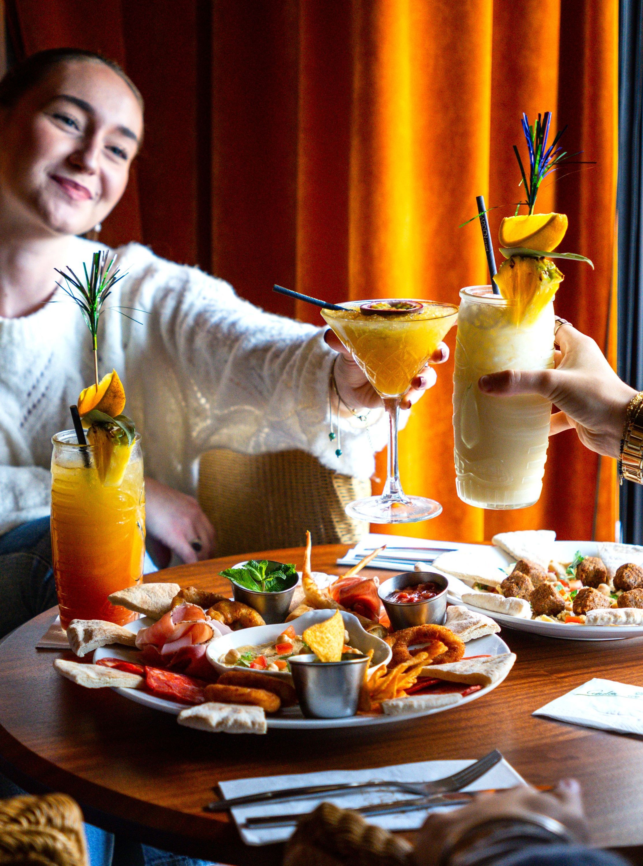 Dégustation de cocktails et plats maison au Garden Ice Café à Périgueux.