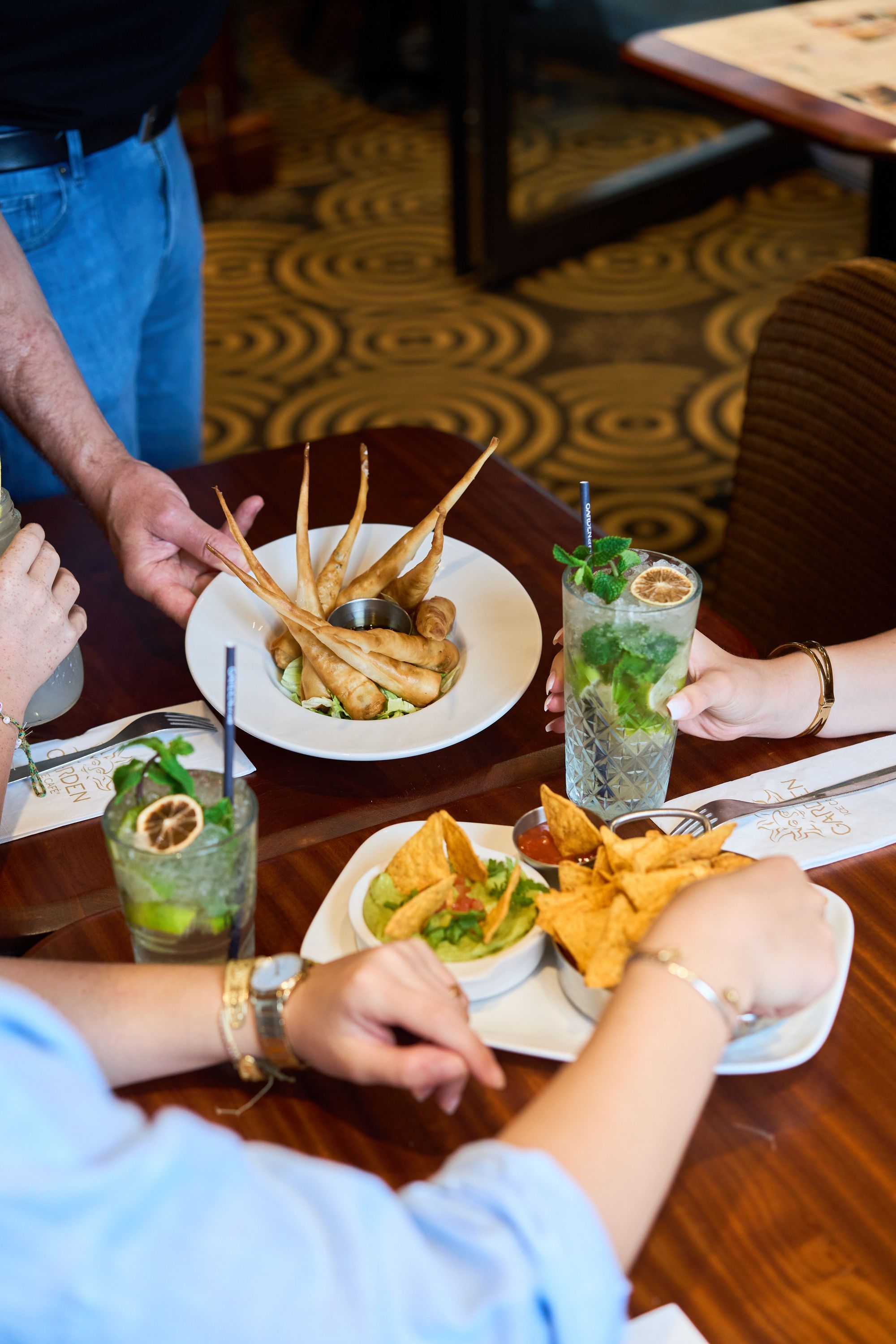 Service continu dans une brasserie avec terrasse, proposant cuisine faite maison à Brive la Gaillarde.