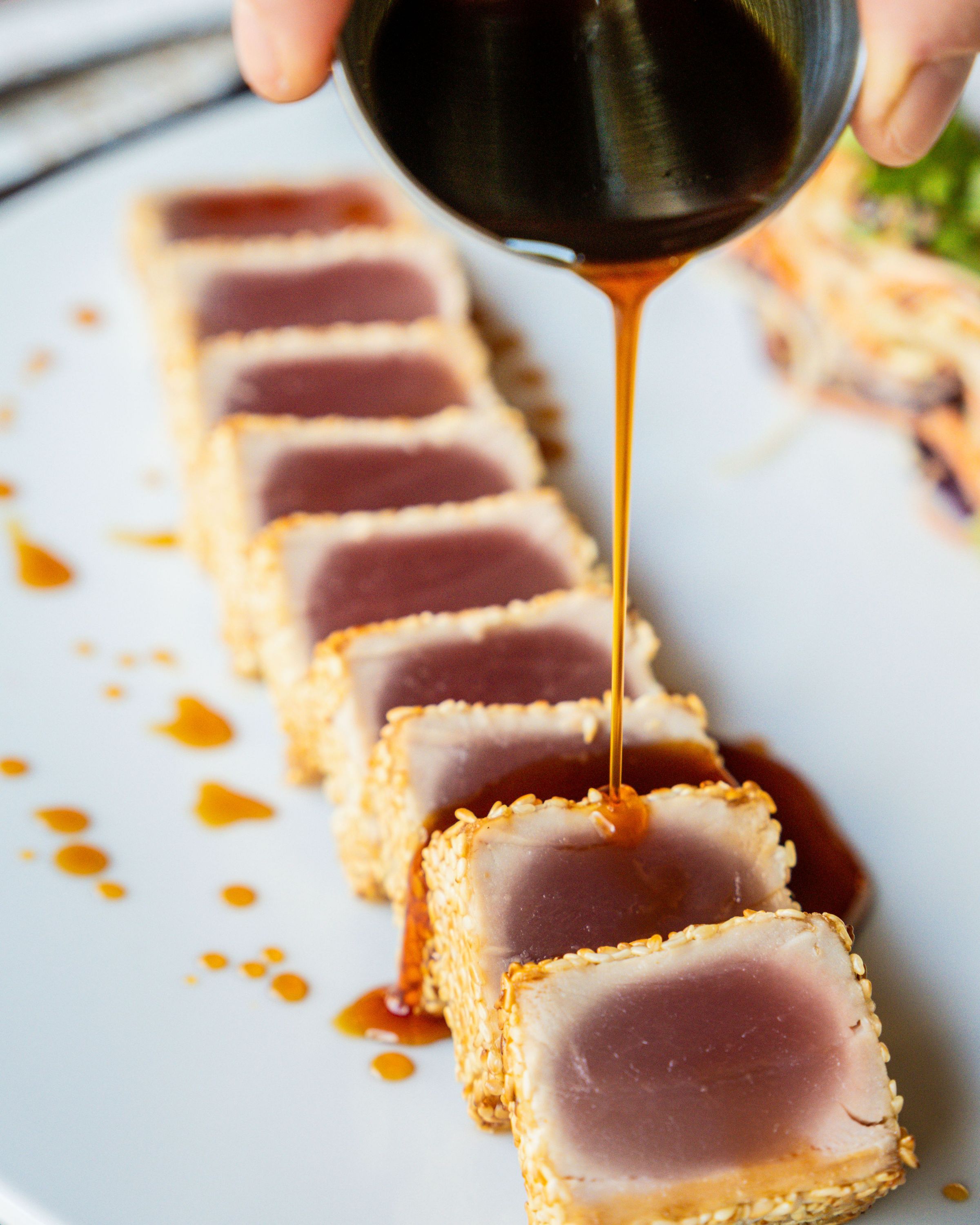 Sashimi de thon sur assiette avec sauce versée, featuring cuisine faite maison au Garden Ice Café.