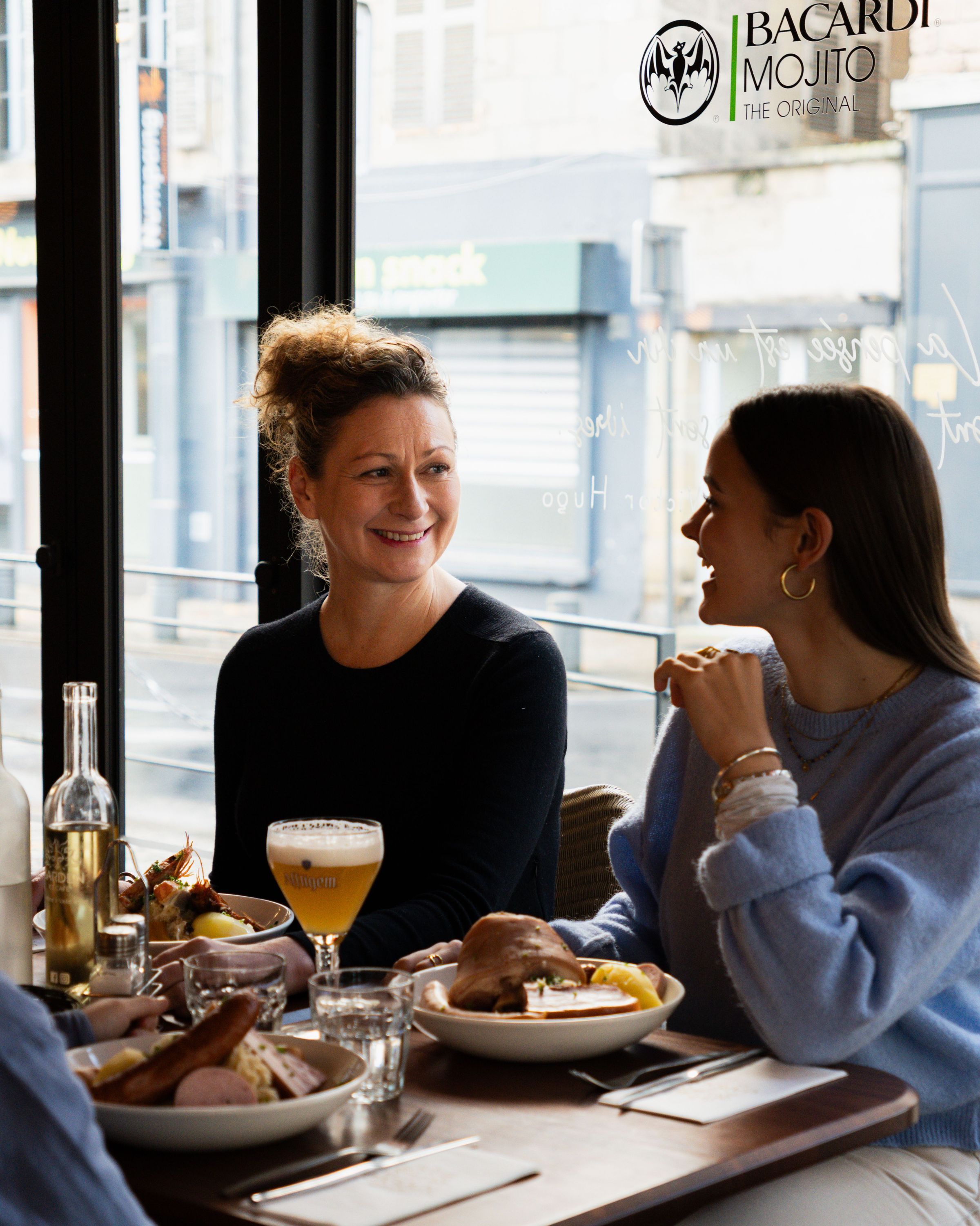 Ambiance conviviale dans le restaurant avec plats faits maison sur table.