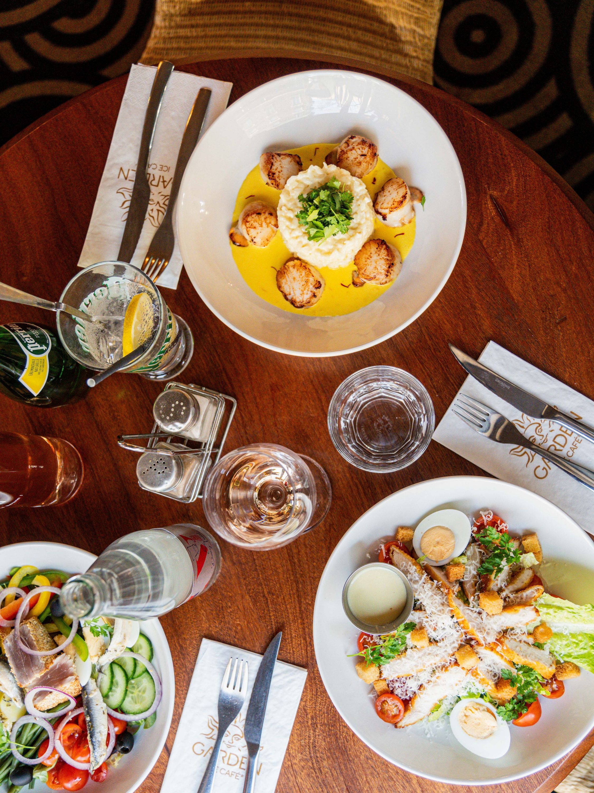 Plats variés comprenant salade, crustacés et cuisine faite maison au Garden Ice Café Orléans.