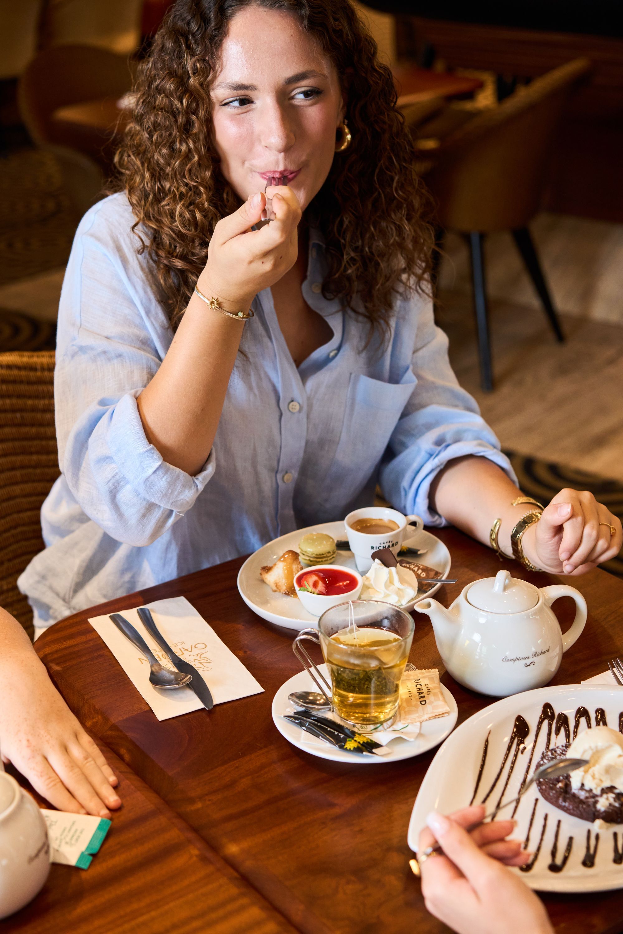 Dégustation de desserts et boisson chaude dans un cadre accueillant, service continu au Garden Ice Café.