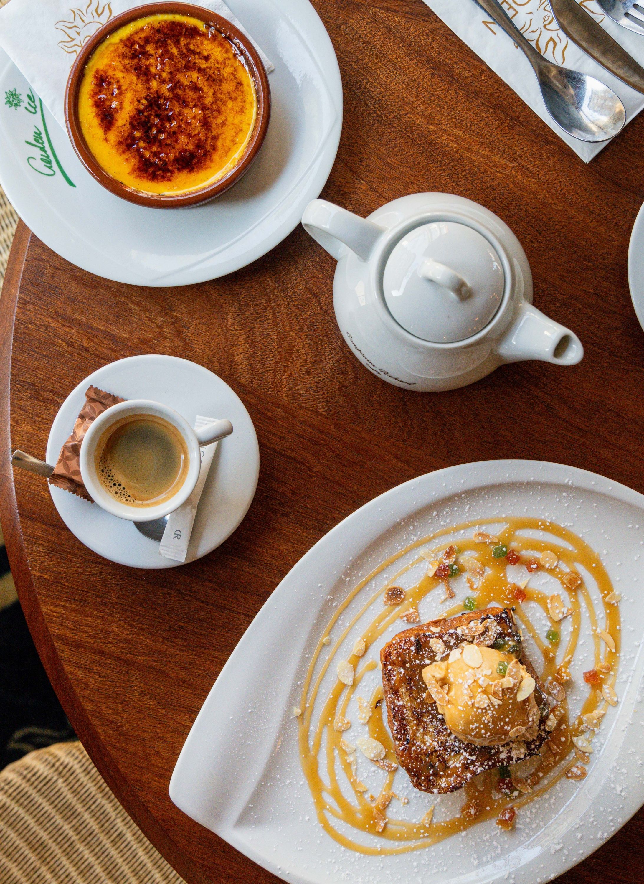Desserts incluant une crème brûlée et un gâteau, accompagnés de café et thé, en service continu.